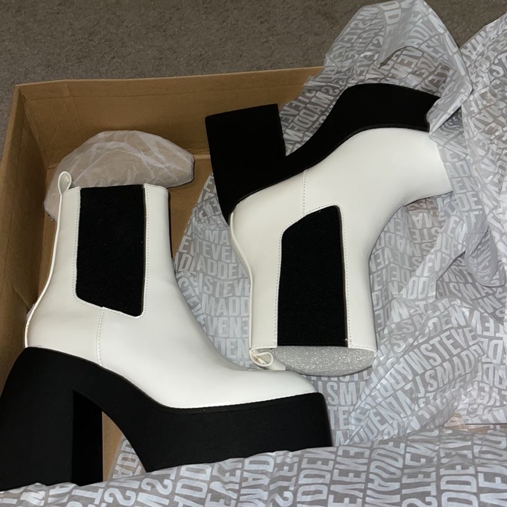 STEVE MADDEN!! BRAND NEW NEVER BEEN WORN BEFORE TEASER WHITE PATENT HEEL BOOTS